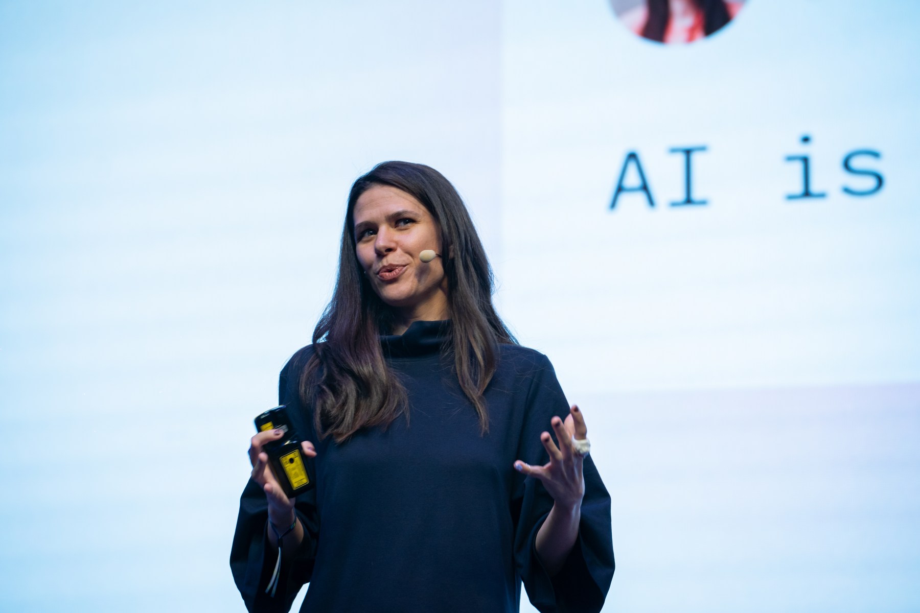 Experți Google, Amazon și Alibaba vin la București, cu informații valoroase despre AI și alte tehnologii, pentru antreprenorii români. Programul conferinței How to Web 2025