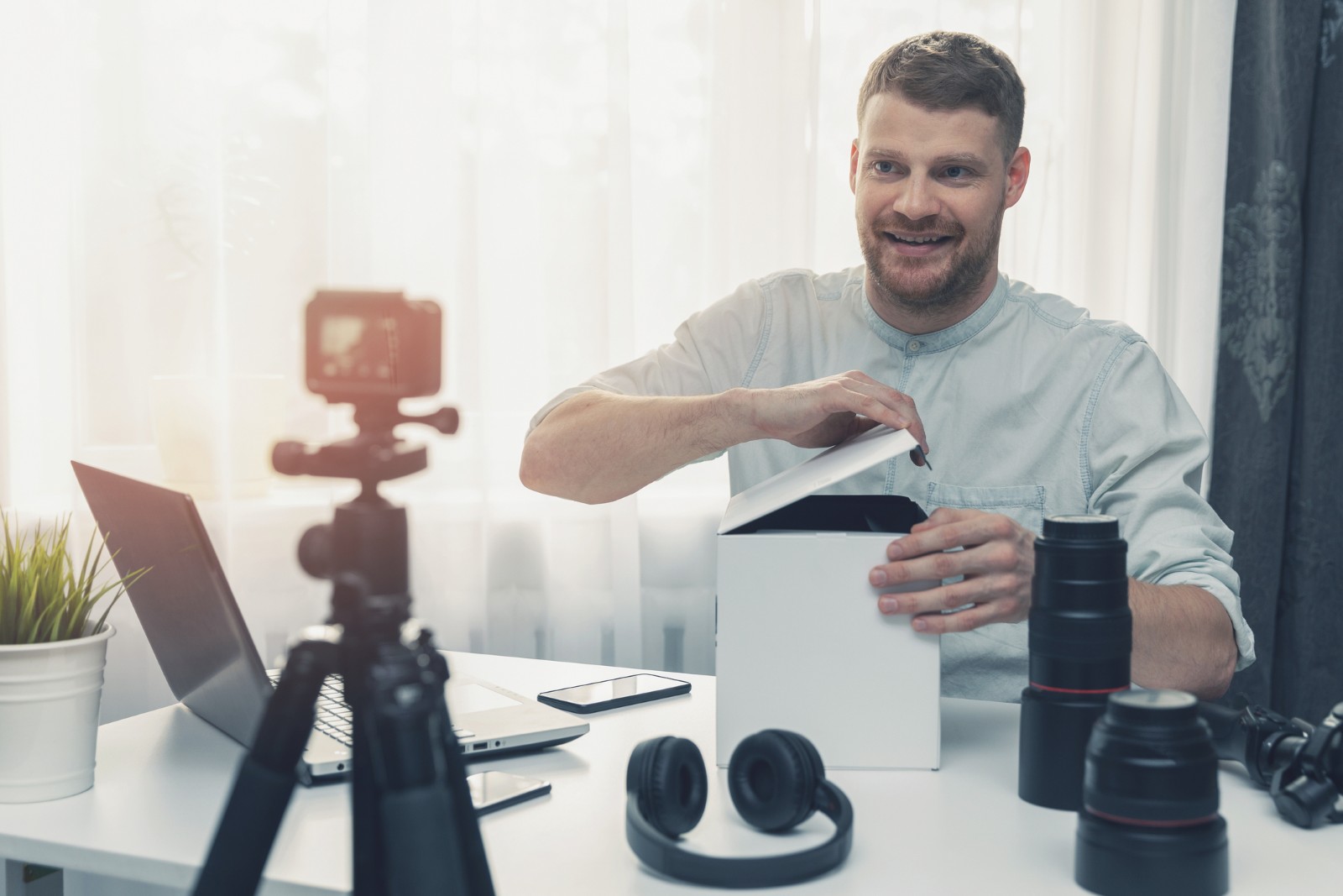 Mai puțin de 10% dintre români au încredere în influenceri când fac cumpărături online