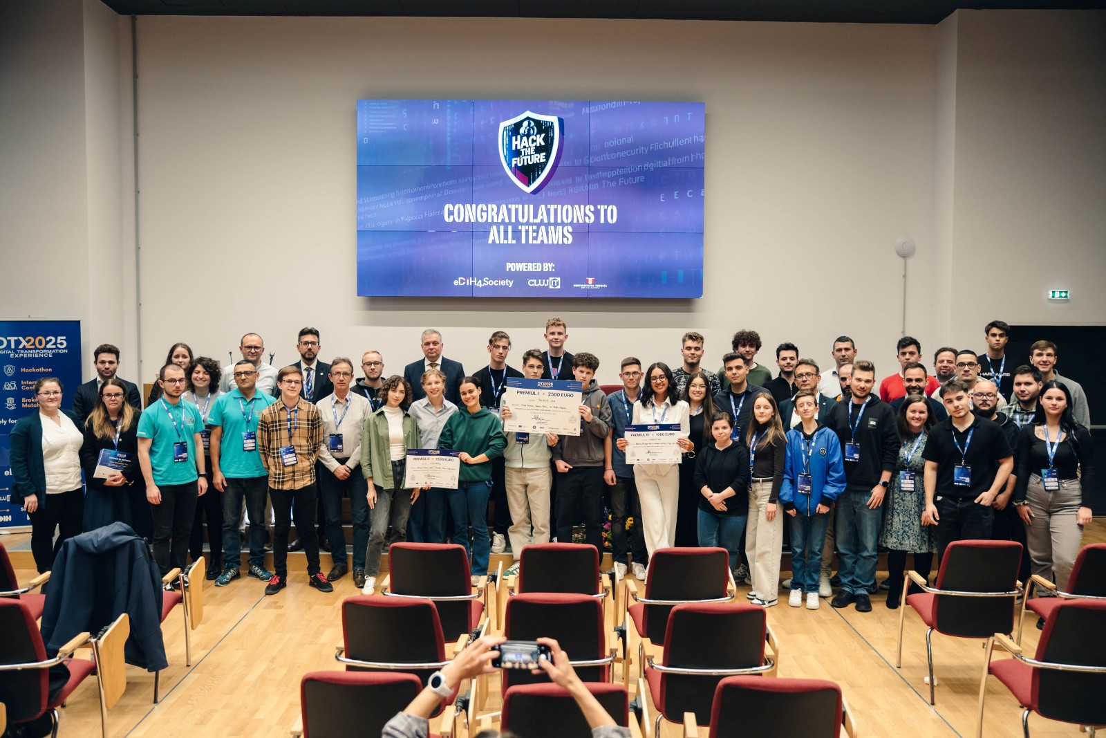 Trei echipe de tineri, premiate la un hackathon desfășurat în Cluj-Napoca, cu sprijinul Băncii Transilvania