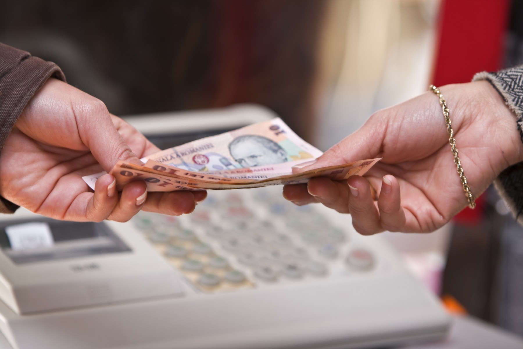 Inspector antifraudă, prins când lua mită de la adminstratorul unei firme la care făcuse un control