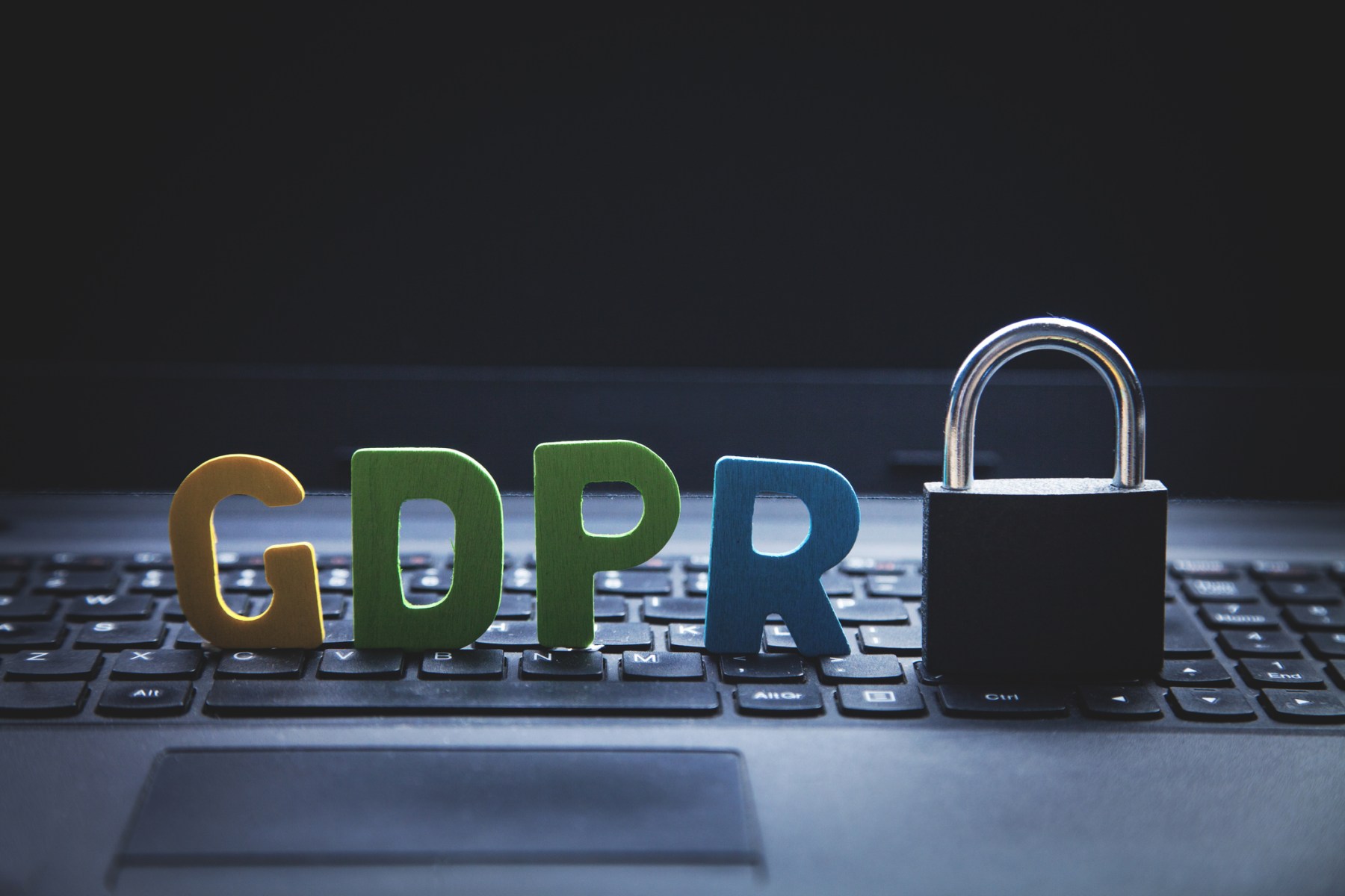 GDPR: Mare furnizor de energie electrică din România, amendat după ce a trimis unui client factura altei persoane