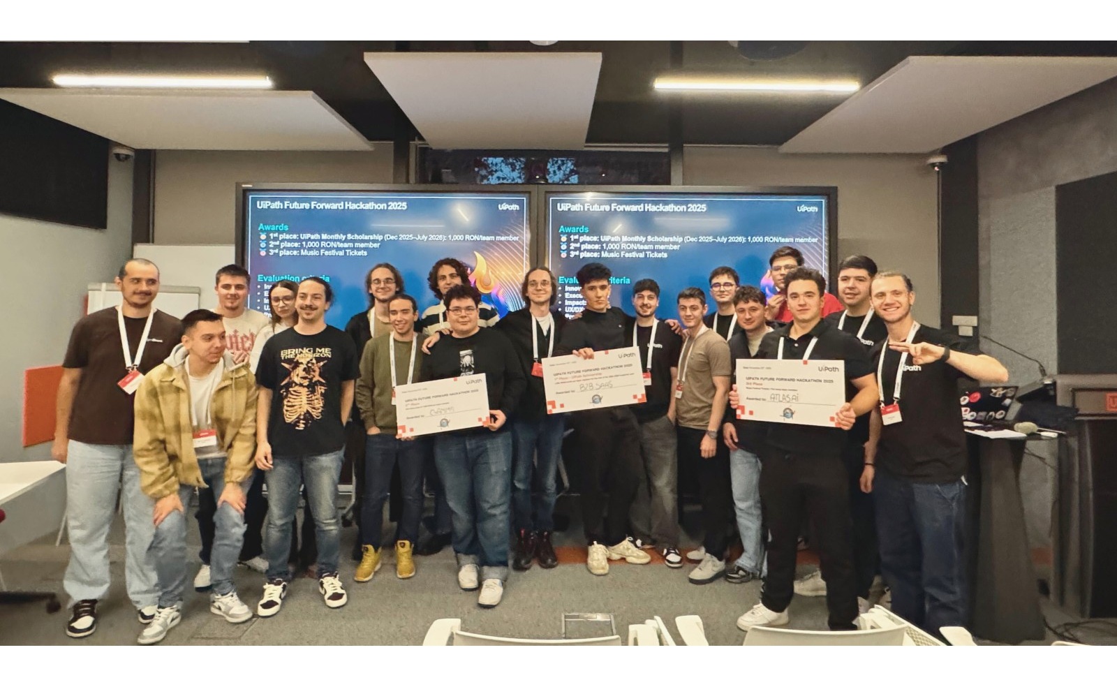 Patru echipe de studenți bucureșteni au câștigat premii în bani și bilete la festival, la un hackathon AI organizat de UiPath