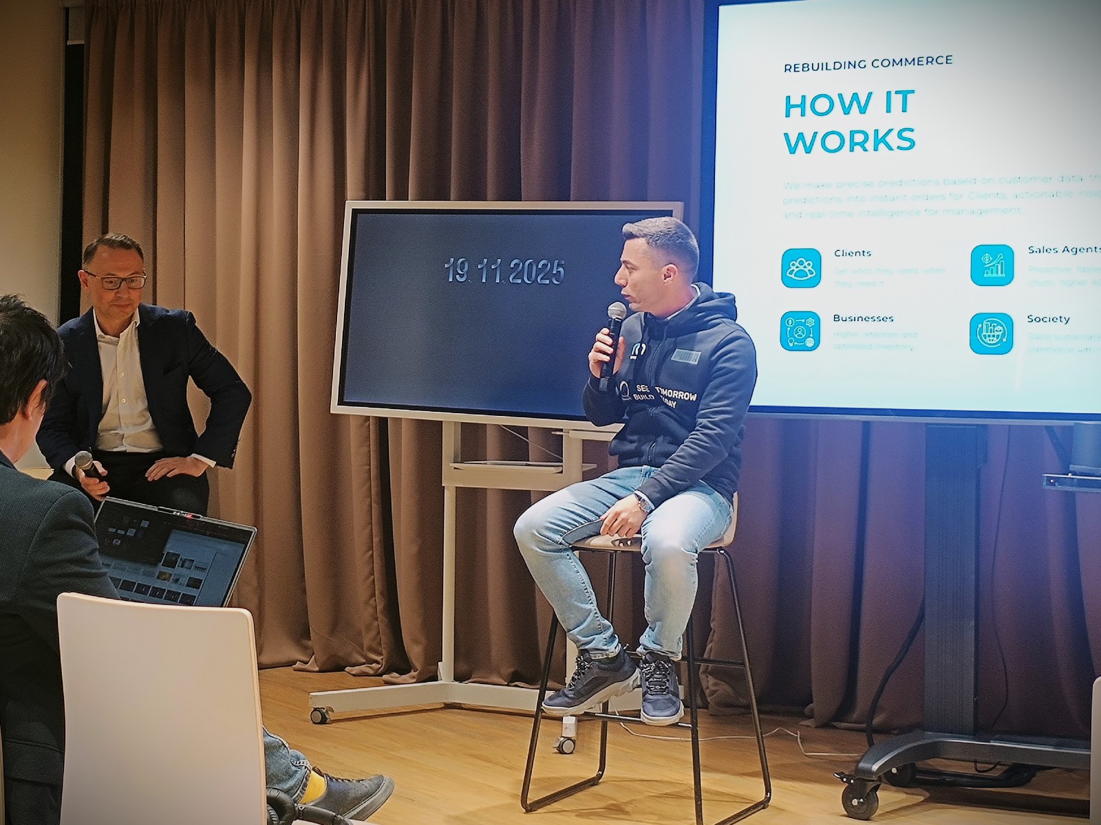 Startup-ul românesc de inteligență artificială OptiComm.AI atrage finanțare de 500.000 EUR