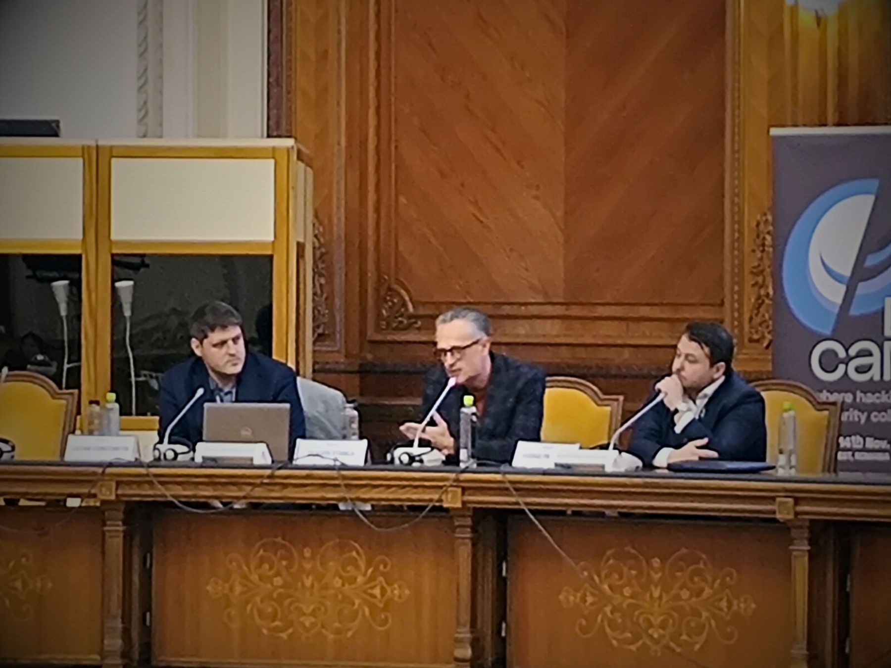 „Cu cât ești mai dispus să faci mai multe compromisuri etice, cu atât profitul crește”. De vorbă cu Dragoș Stanca, la o conferință despre securitate cibernetică și hacking