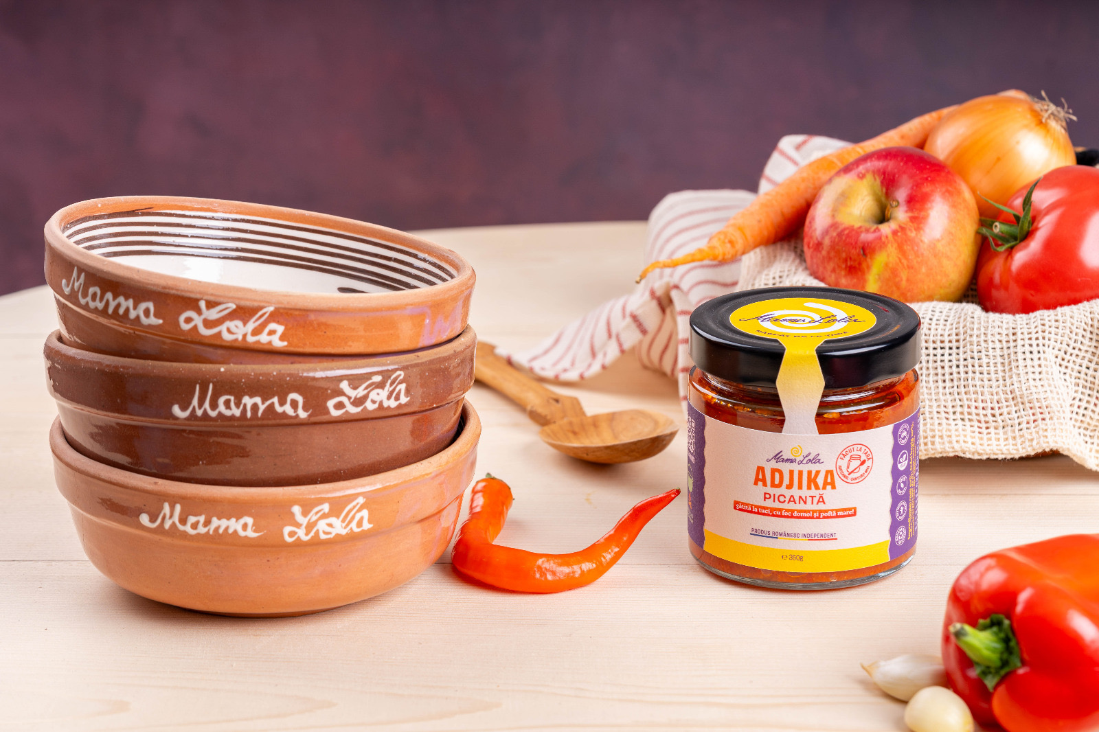 În casa bunicii din Negrași, Argeș, Daniela gătește în loturi mici, după rețete simple, fără aditivi sau conservanți, și includ zacuscă de dovlecei și vinete, varză călită, fasole bătută, dulceață de afine și zmeură, precum și adjika dulce și picantă.