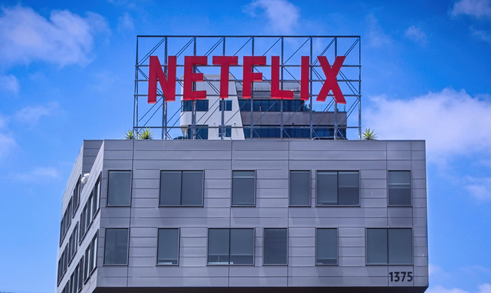 Netflix cumpără Warner Bros, studiourile de film și televiziune, HBO și platforma HBO Max, într-o tranzacție de peste 80 miliarde dolari