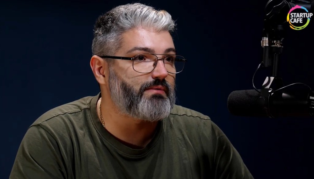 Ștefan Zaharia, tatăl adoptiv al tinerei de 19 ani care a murit în 2024 după ce a fost atacată de urs în Bucegi, a lansat necrologuri.ro, o platformă online dedicată memoriei Dianei Maria și tuturor celor care au pierdut pe cineva drag/FOTO: StartupCafe