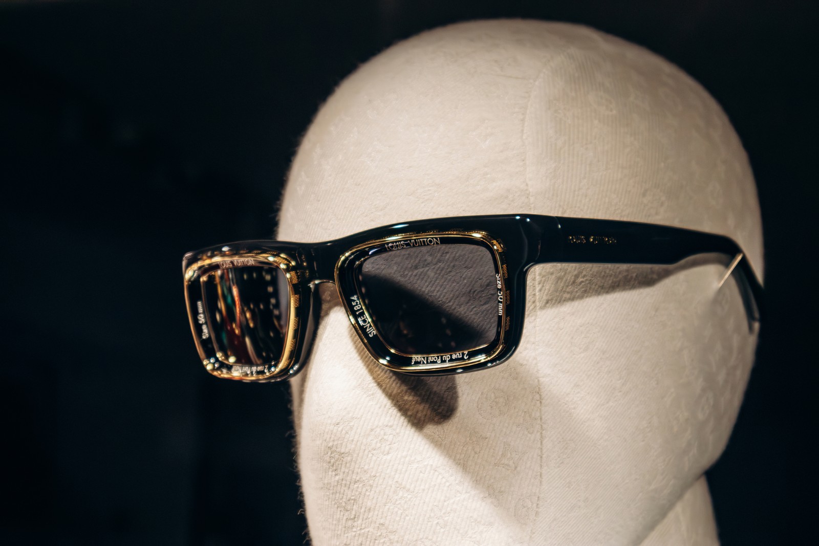 Distribuitorul LVMH în România, amendat cu 4,5 milioane de lei de Consiliul Concurenței pentru interzicerea vânzărilor de ochelari de lux online