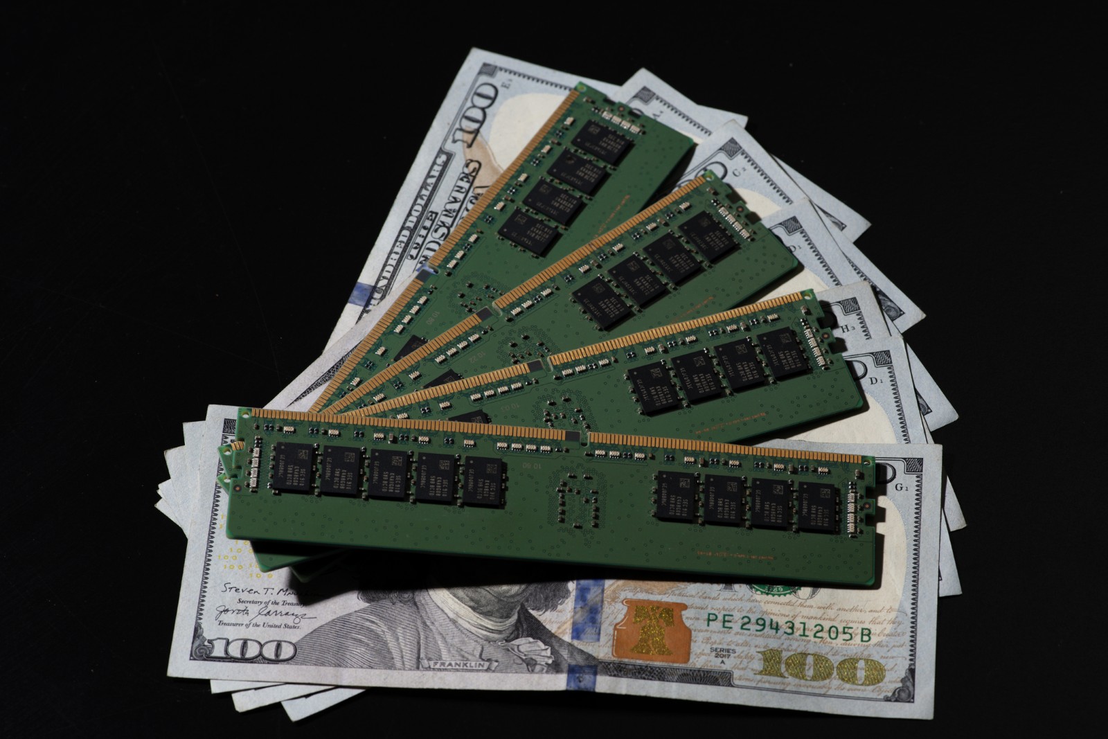 Director general al unei companii IT: Criza globală de cipuri de memorie, alimentată de inteligența artificială, va continua până în 2027