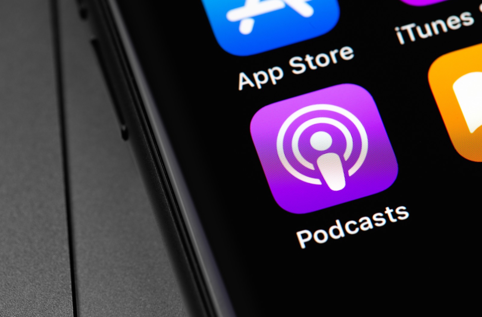 Apple Podcasts va găzdui podcasturi video, pentru a rivaliza cu YouTube și Spotify