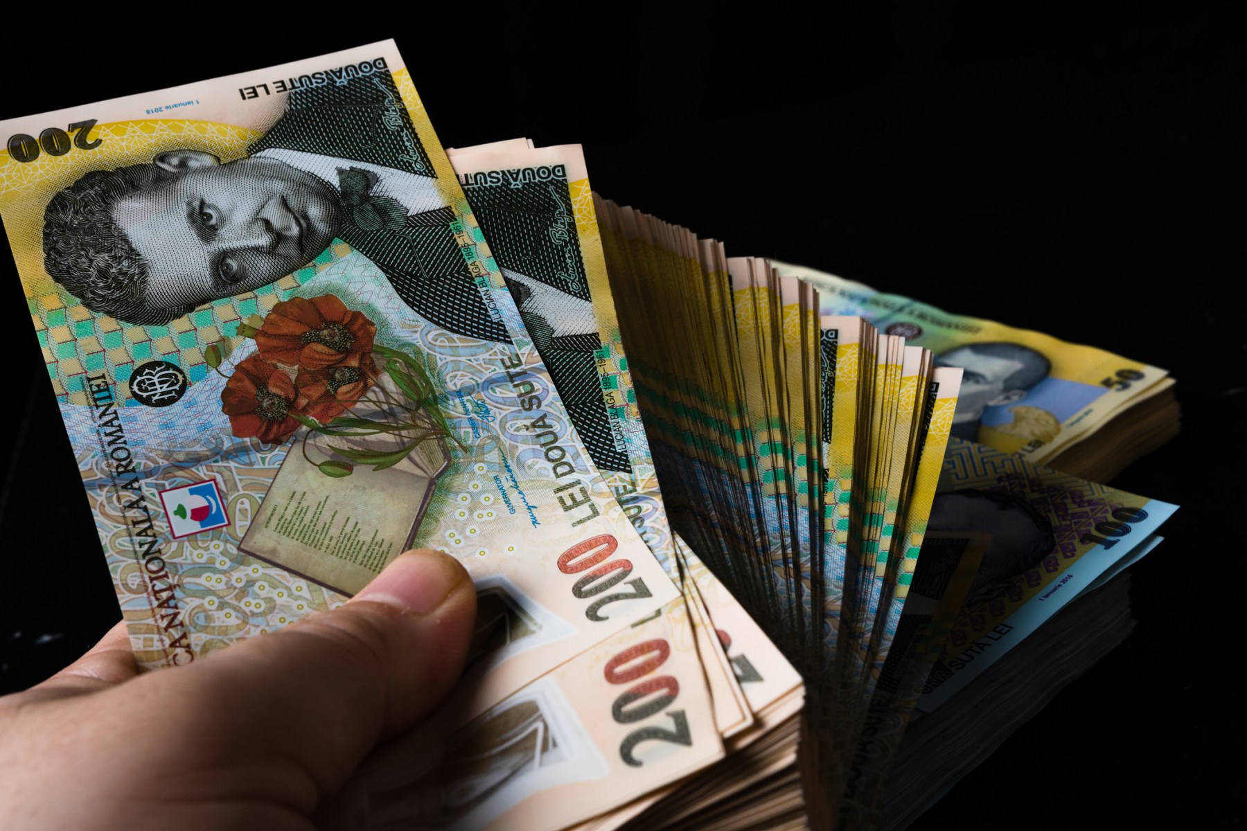 „Raiul evazioniștilor”. Rețea specializată în îngroparea firmelor cu datorii din România, descoperită de Recorder