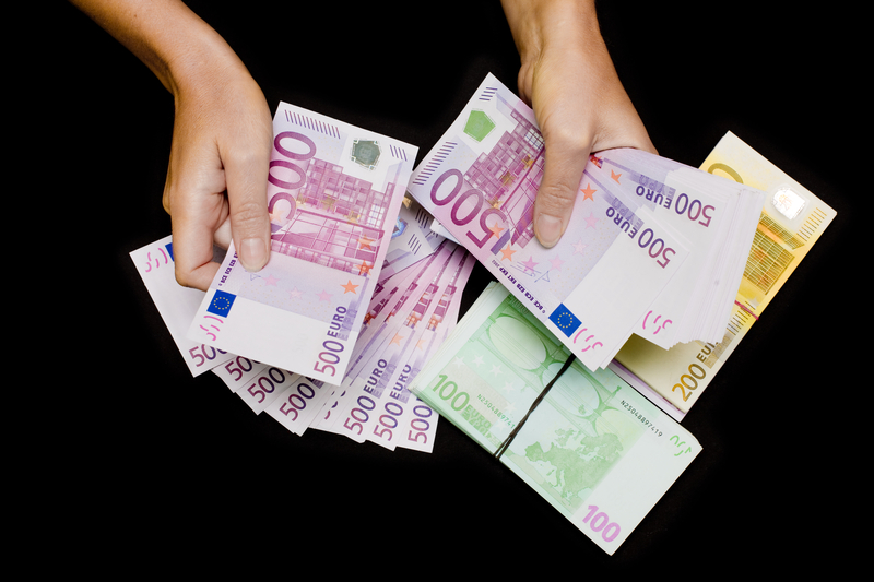 bani_euro_mâini-femeie
