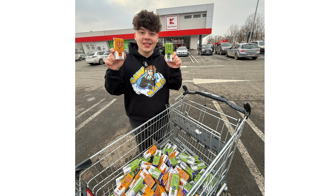 Un YouTuber român a lansat un brand de sucuri naturale. Stocul produs inițial, epuizat în 2 zile