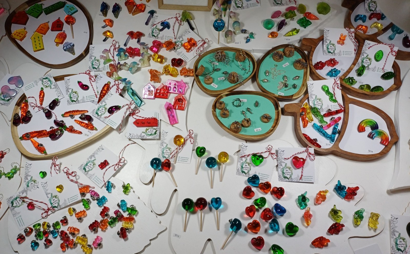 FOTO Flori, fete, mărțișoare, ghinde, eșarfe, pietre prețioase și băieți: Ce am găsit la un târg de cadouri din București, cu produse făcute de antreprenori români