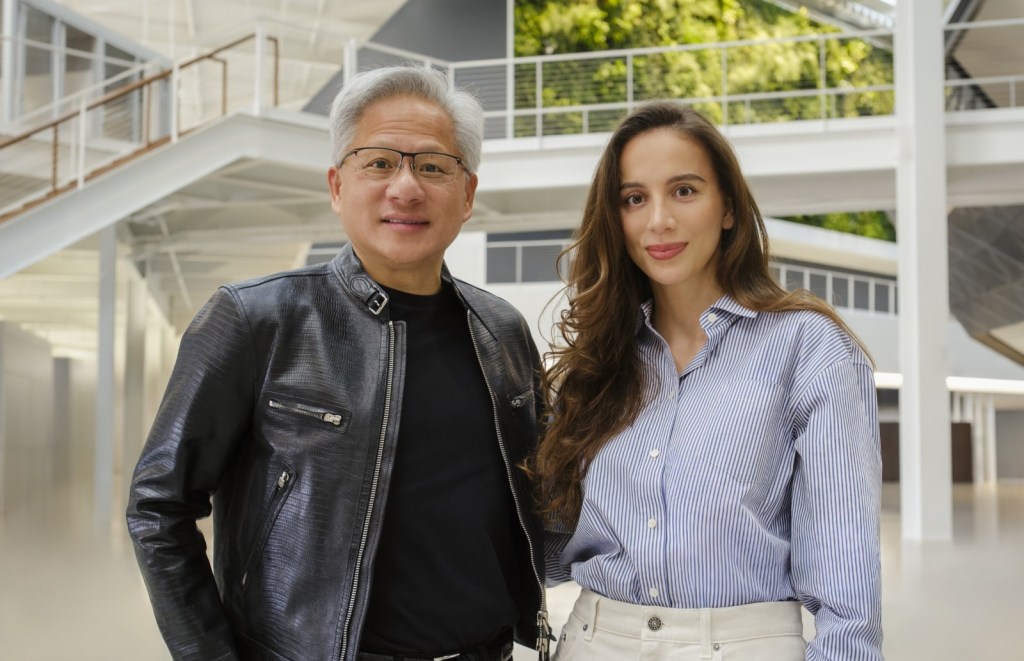 Jensen Huang, CEO Nvidia, și Mira Murati, fondatoare și CEO Thinking Machines Lab