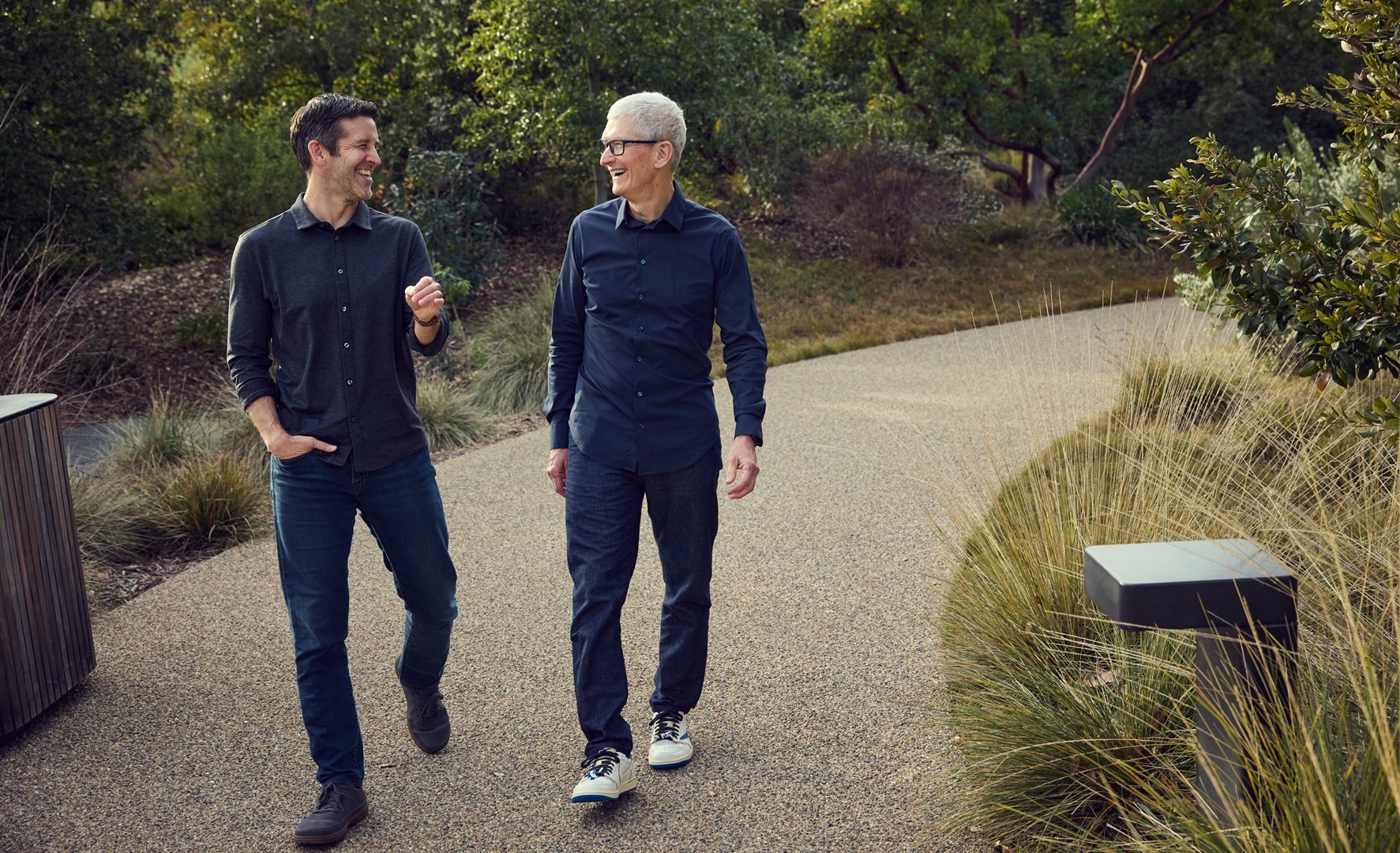 John Ternus si Tim Cook