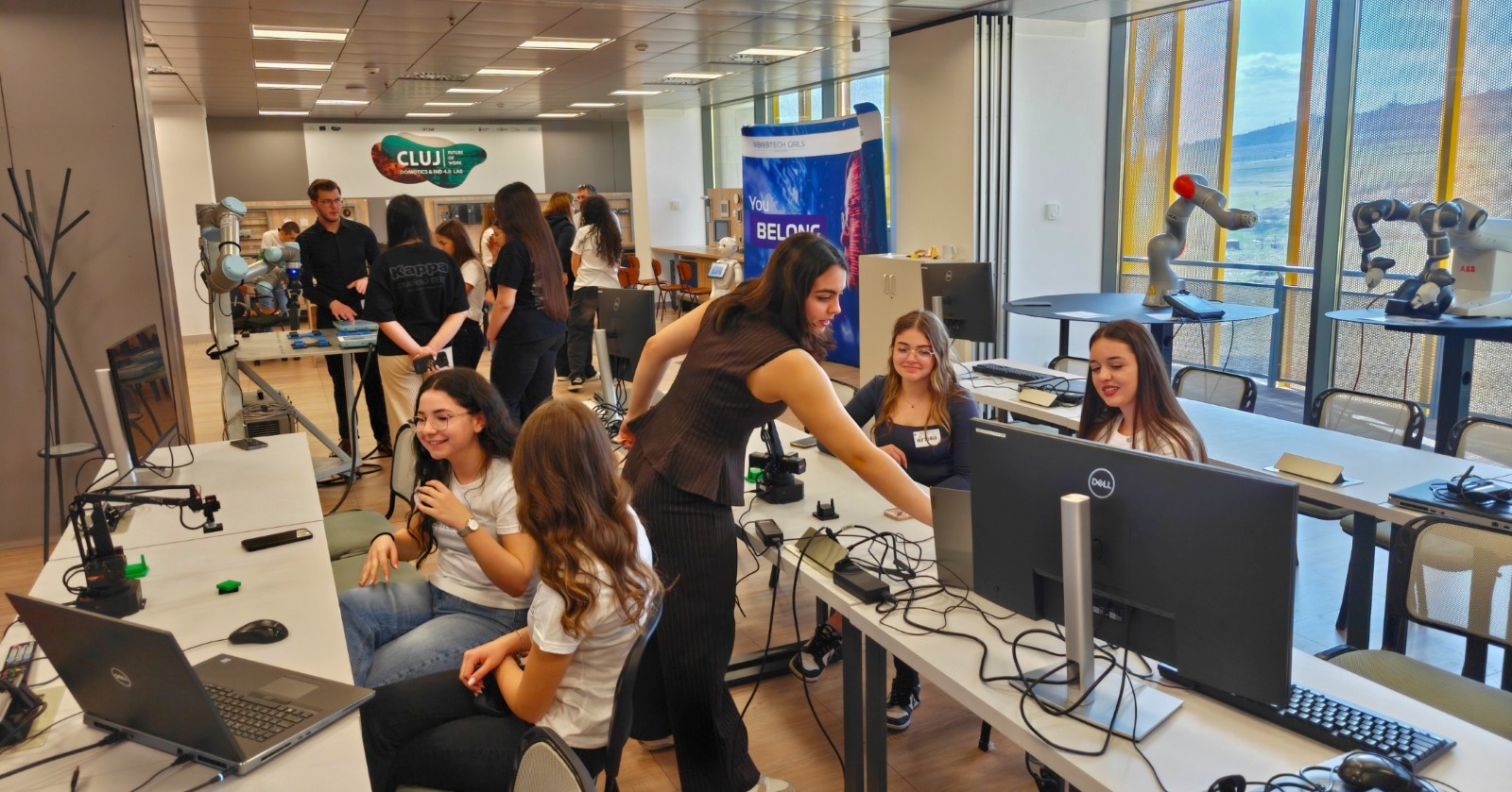 120 de eleve din Cluj și Sălaj au participat la un program pilot dedicat fetelor interesate de tehnologie, derulat de ADR Nord-Vest