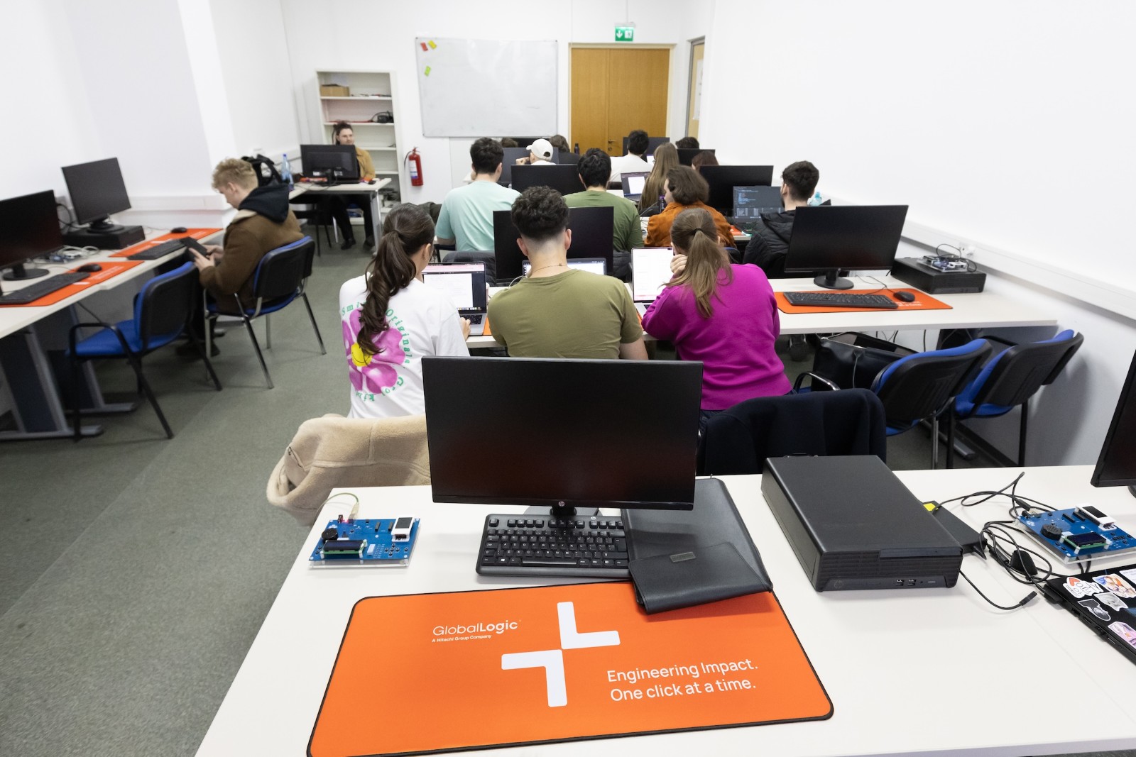 O companie IT din grupul Hitachi modernizează 5 laboratoare de la Politehnica București