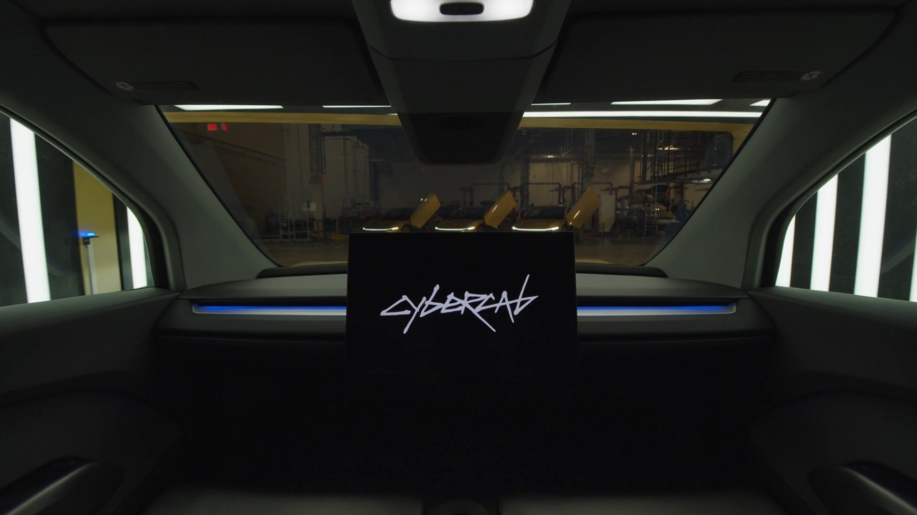 Interiorul și logoul Tesla CyberCab