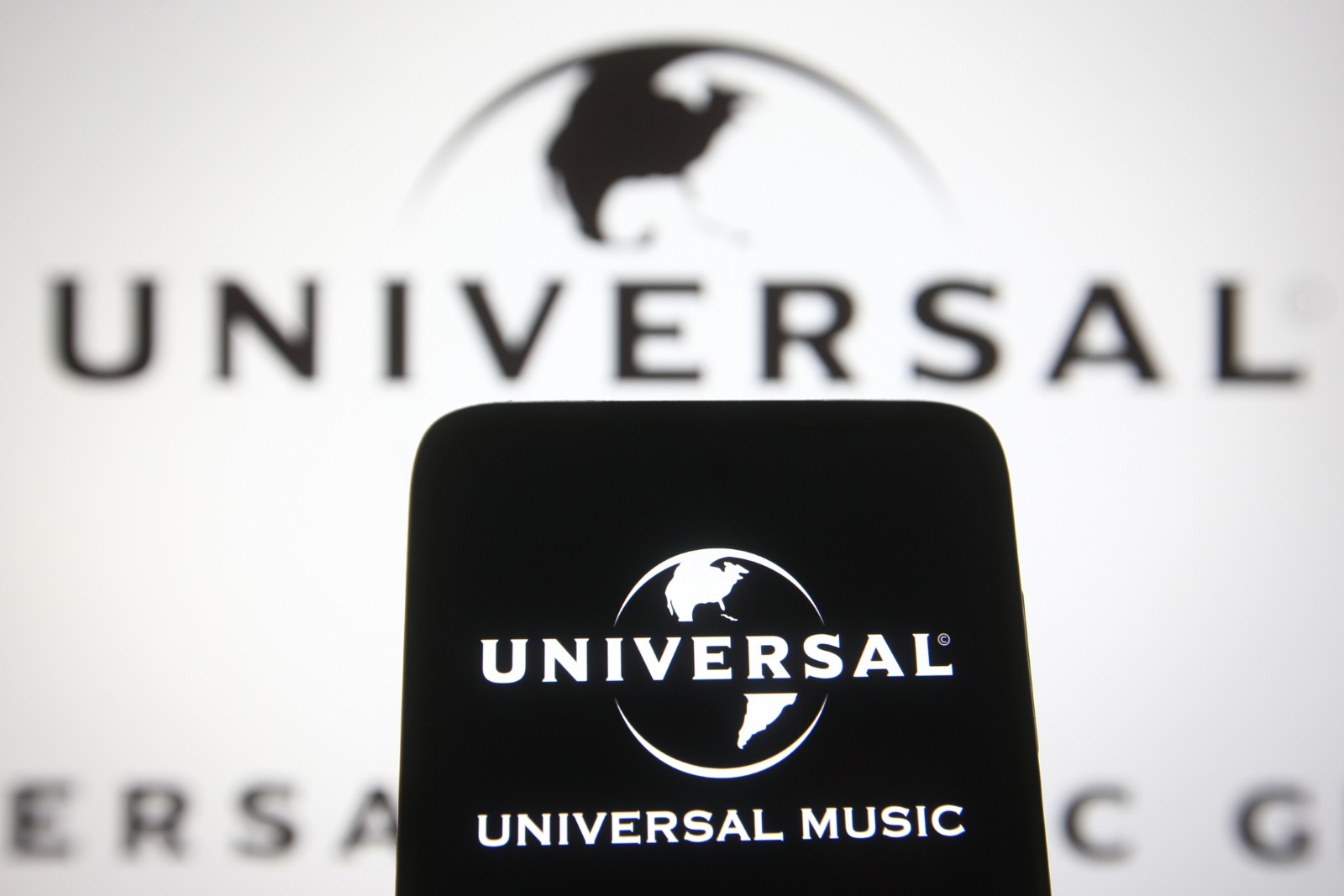 Universal Music Group vinde jumătate din participaţia la Spotify şi va dubla programul de răscumpărare de acţiuni