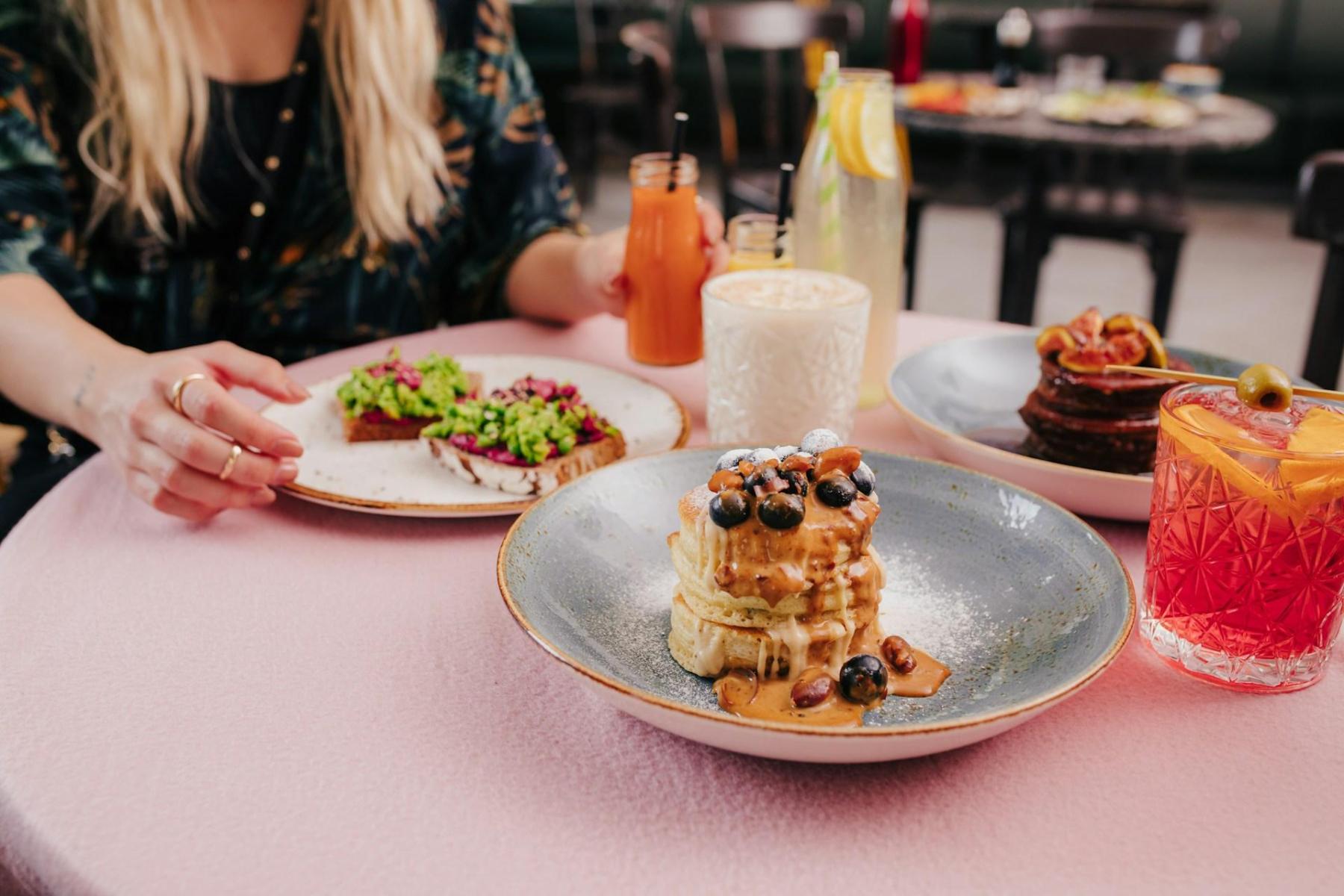 [P] De ce au atât de mult succes localurile tip brunch și ce echipamente sunt de nelipsit din bucătăriile lor?