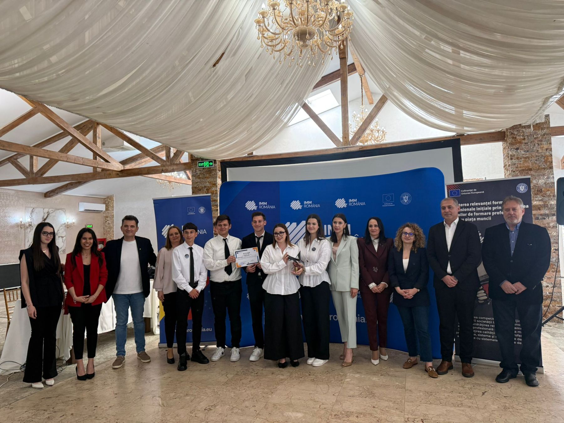 O echipă de liceeni din Oradea a câștigat titlul național la o competiție organizată de IMM România