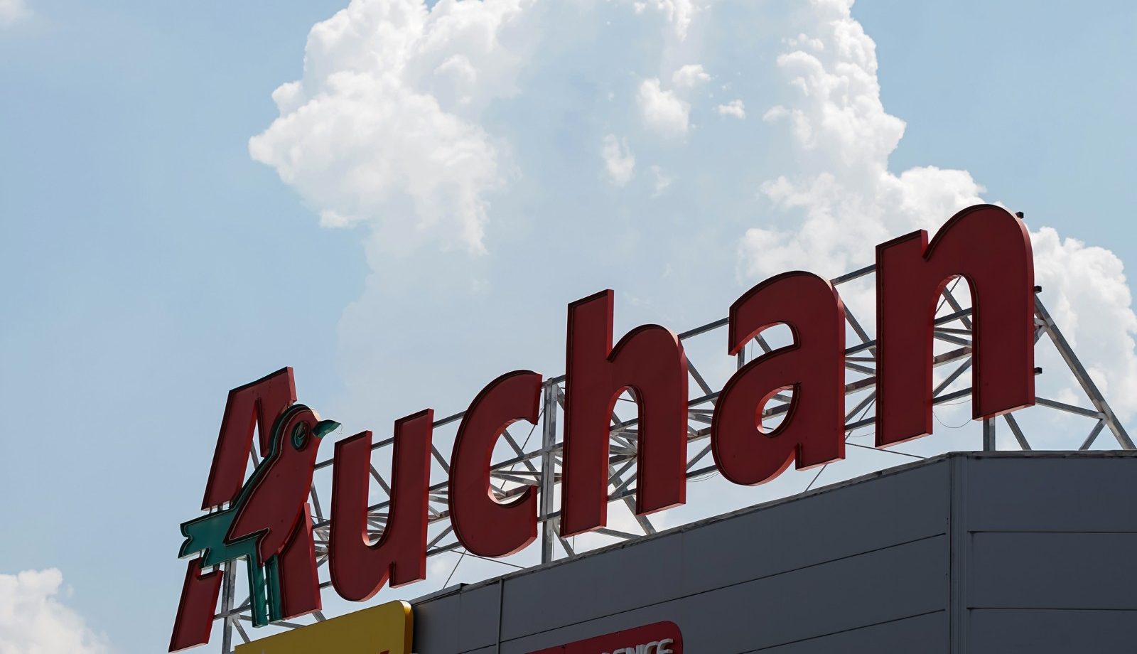 Auchan a cumpărat majoritar un startup românesc de inteligență artificială pentru comerț