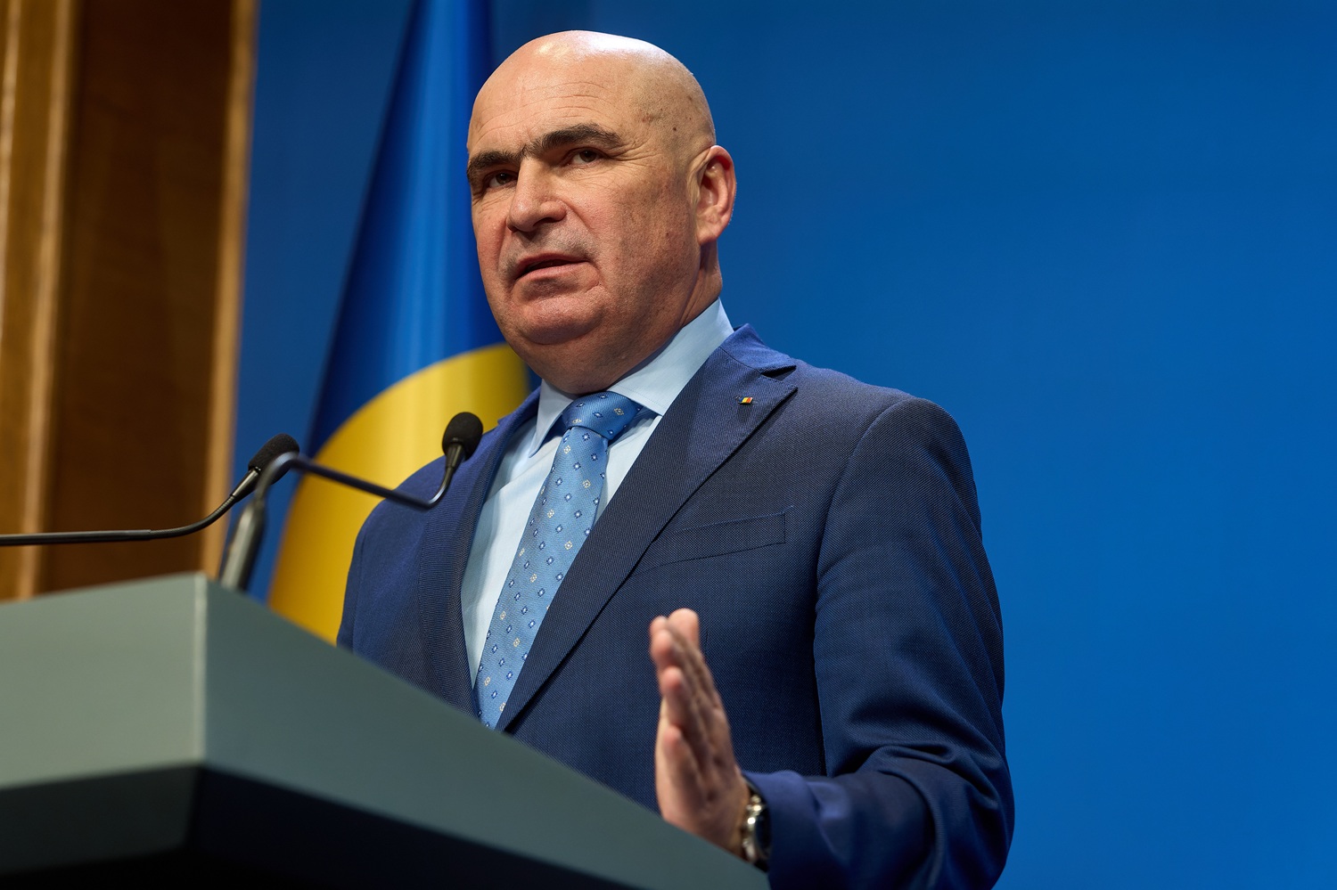 Guvernul Bolojan a fost demis. Moțiunea de cenzură PSD-AUR a trecut