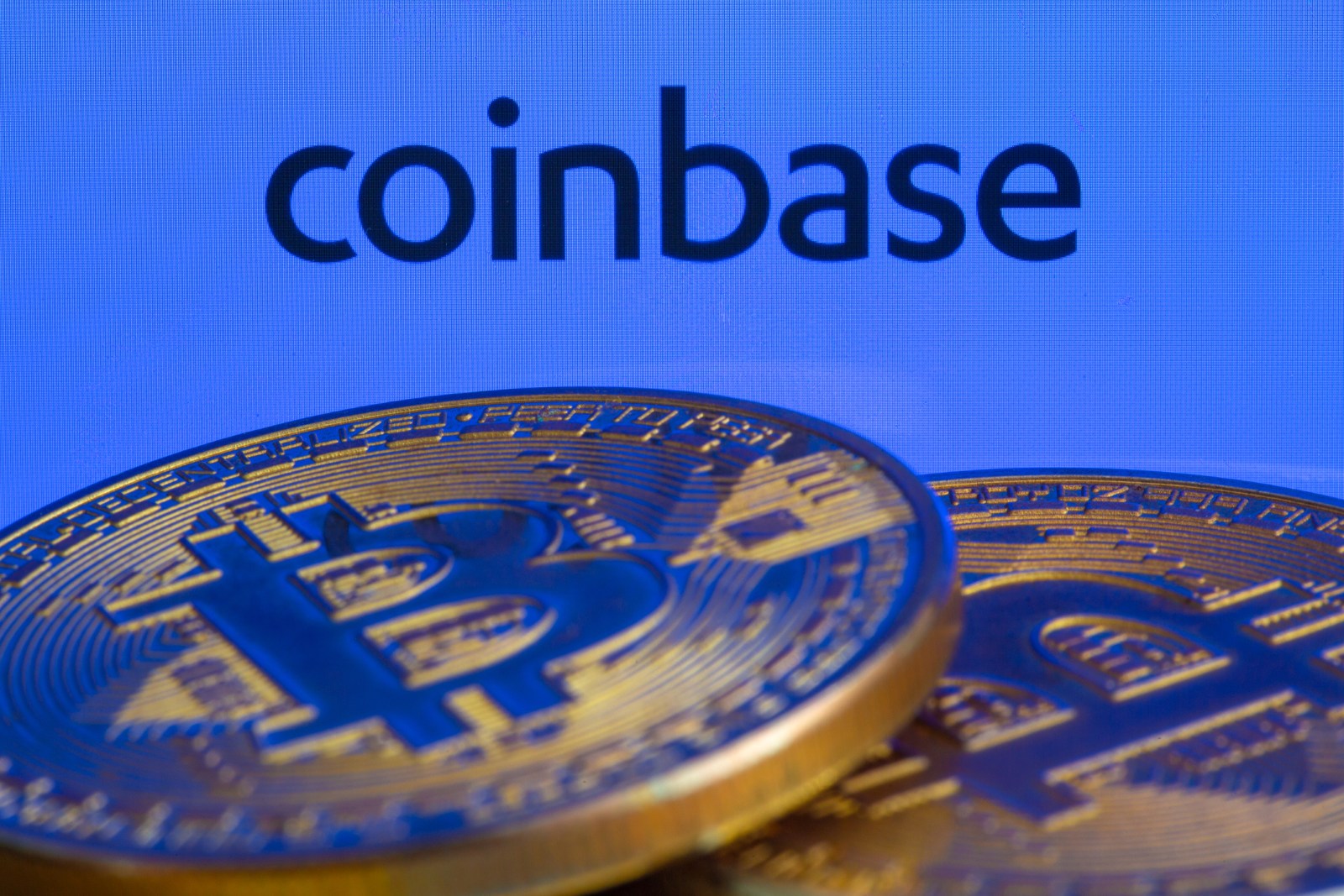 Crypto 2026: Coinbase dă afară 700 de angajați din cauza pieței volatile și a inteligenței artificiale