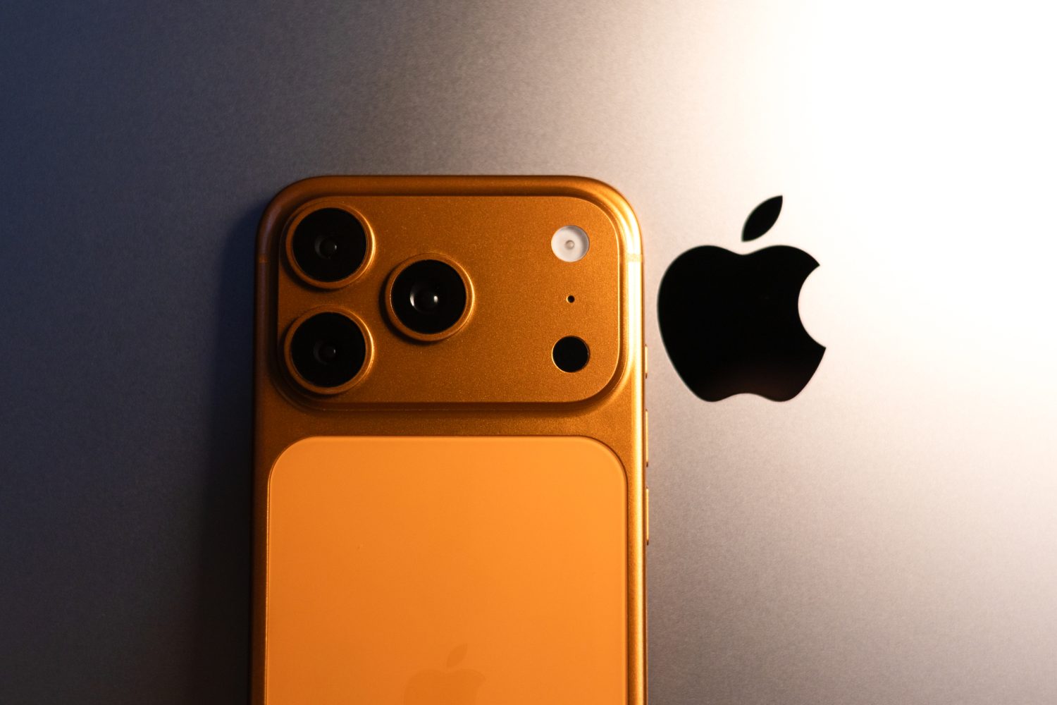 FOTO+VIDEO: Hackerii au pus mâna pe imagini cu viitorul iPhone 18. Atacul care arată cât de vulnerabile au devenit lanțurile globale de producție