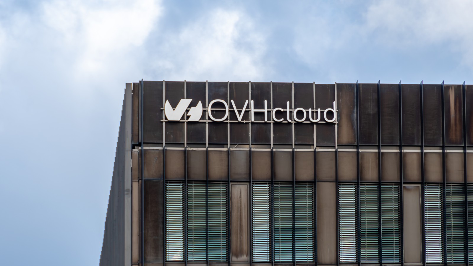 Un furnizor francez de servicii cloud vrea să dezvolte modele AI și să rivalizeze cu startup-ul Mistral