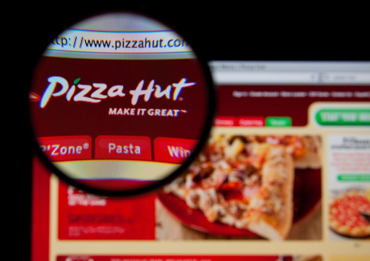 Gigantul american din spatele KFC și Taco Bell se desparte de Pizza Hut. Afacerea de 2,7 miliarde dolari este împărțită între un fond american și operatorul chinez al brandului