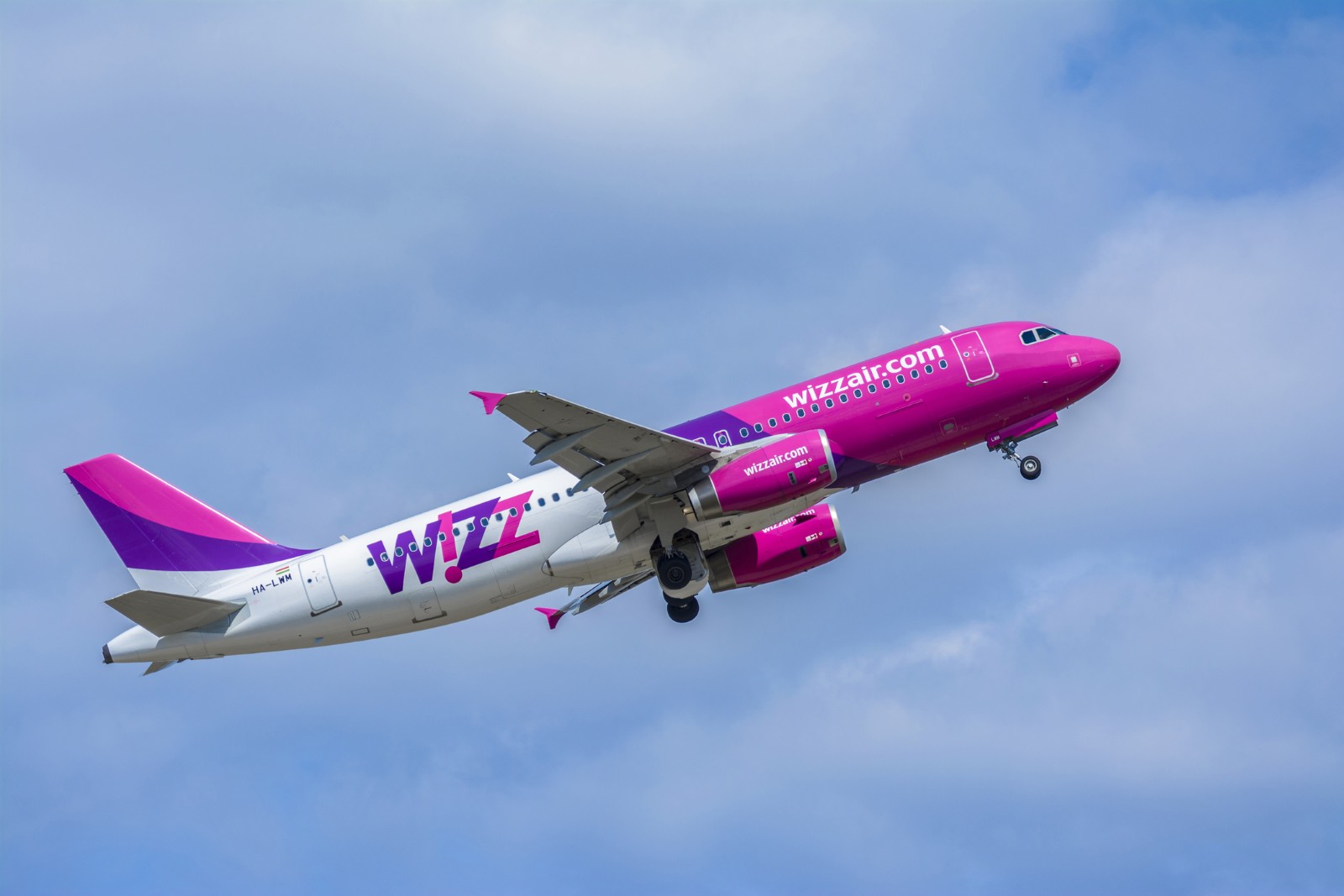 Compania aeriană Wizz Air, prezentă și în România, va integra internet Starlink la bord din 2027