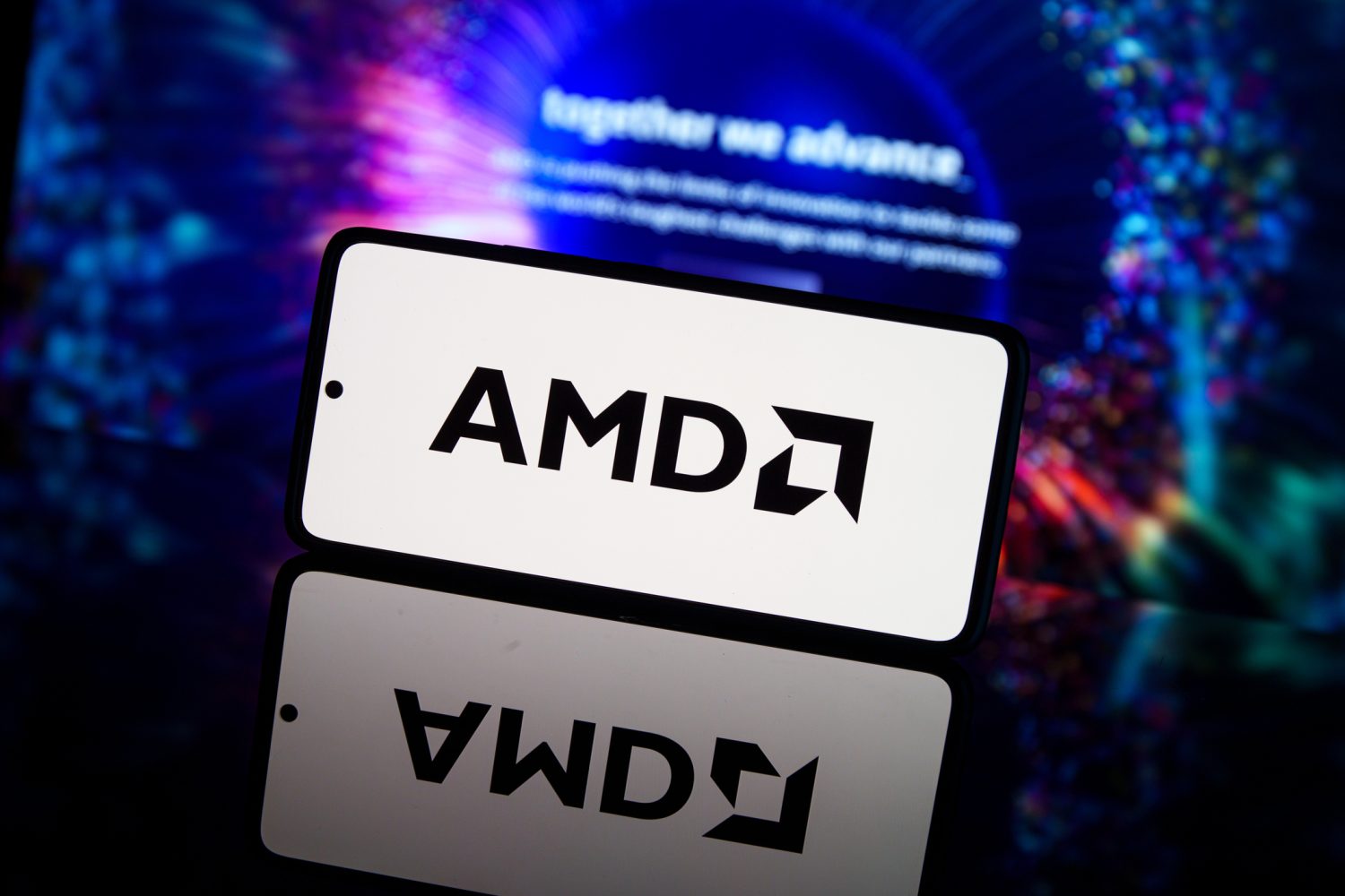 AMD investește până la 5 miliarde de dolari în Anthropic. Producătorul Claude cumpără infrastructură AI de amploare