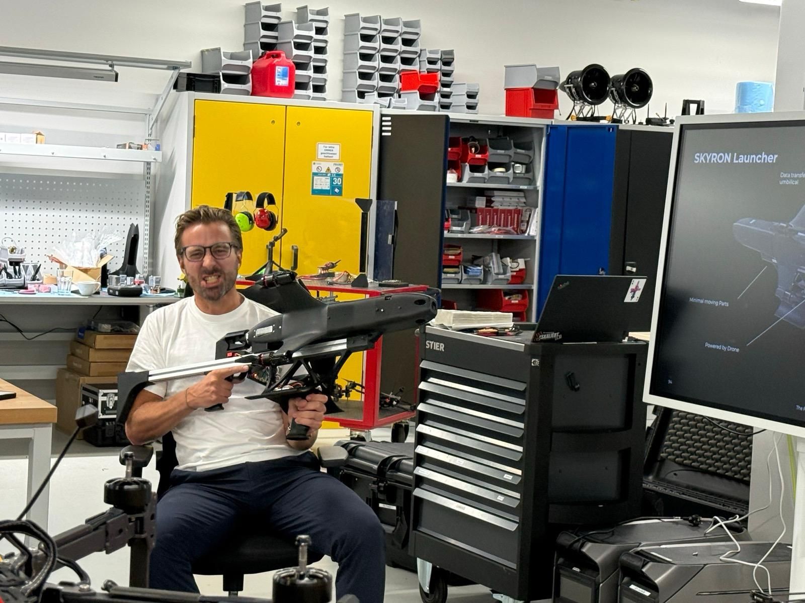 Pușca SF care trage cu drone. Lansatorul testat de Quantum Systems, furnizorul german de sisteme militare pentru România