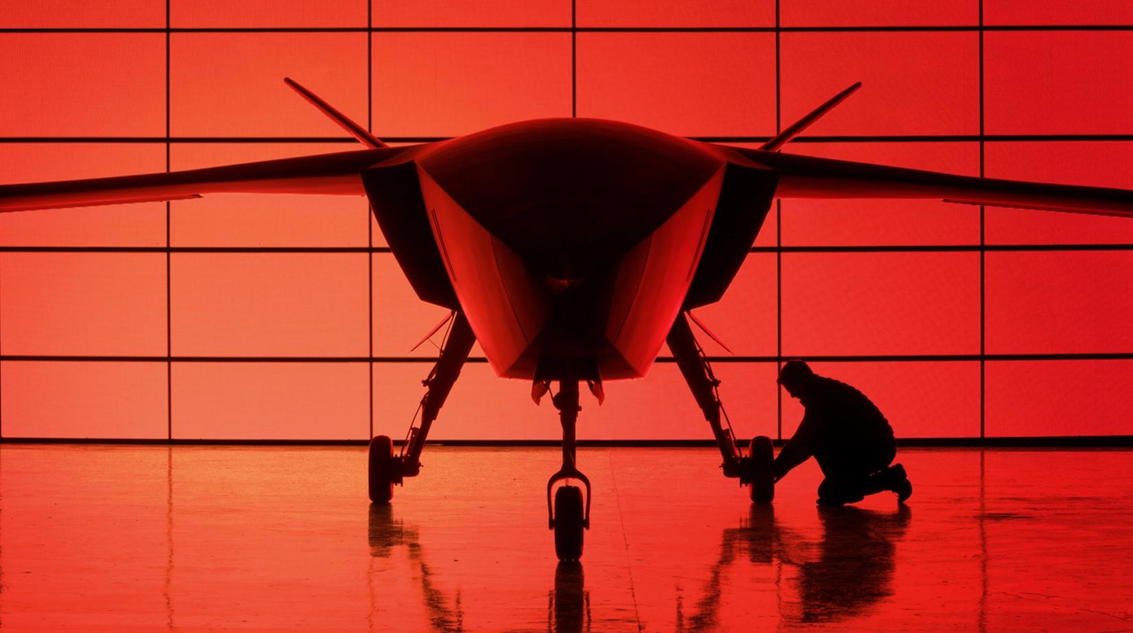 Finanțere de 1,8 miliarde dolari pentru un startup german de AI și drone militară Startup-ul german Helsing, care dezvoltă tehnologii de inteligență artificială și drone pentru sectorul apărării, a anunțat, luni, că a atras o finanțare de 1,8 miliarde de dolari de la o serie de fonduri de investiții, compania fiind evaluată astfel de la 18 miliarde de dolari. Runda de investiții de serie E a fost acordată de fonduri ca Dragoneer Investment Group, Lightspeed Venture Partners, Disruptive, Iconiq, Growth Equity at Goldman Sachs Alternatives, JPMorganChase, Canada Pension Plan Investment Board (CPP Investments), General Catalyst, Plural și Stepstone. Compania rămâne deținută în principal de investitori europeni, ceea ce evidențiază rădăcinile sale solide în Europa. Fondată în anul 2021, firma de tehnologii militare a pornit la drum cu investiții de la miliardarul suedez Daniel Ek, fondator al aplicației de streaming Spotify. Daniel Ek și Tom Enders, fost CEO al Airbus, dețin funcțiile de co-președinți ai Consiliului de Administrație al Helsing. Helsing produce softuri de inteligență artificială care transformă orice platformă militară (avioane, drone, nave, senzori, radare) într-un sistem autonom și conectat. Unul dintre produsele sale principale este drona CA-1 Europa, prezentată sub forma unui avion de vînătoare fără echipaj la bord. De asemenea, firma produce un soft AI de coordonare a roiurilor de drone. Helsing