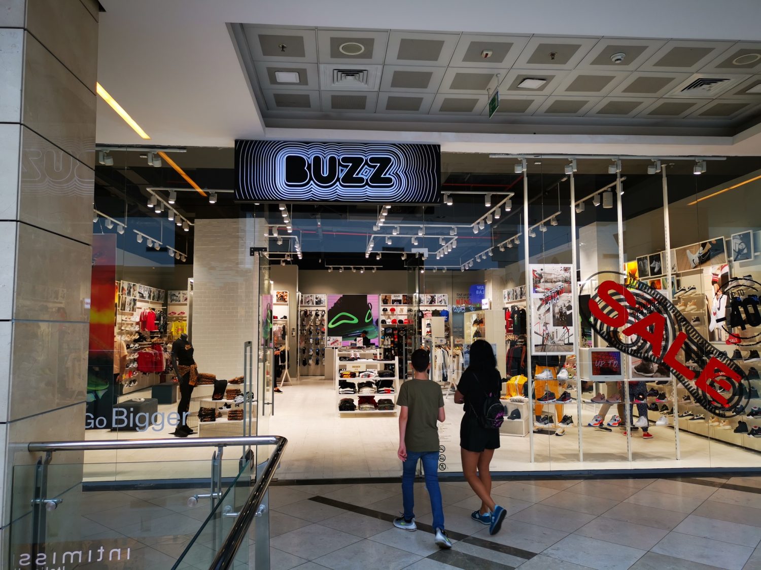 Sport Vision și Buzz Sneakers vor să preia magazinele Sizeer și 50 style din România