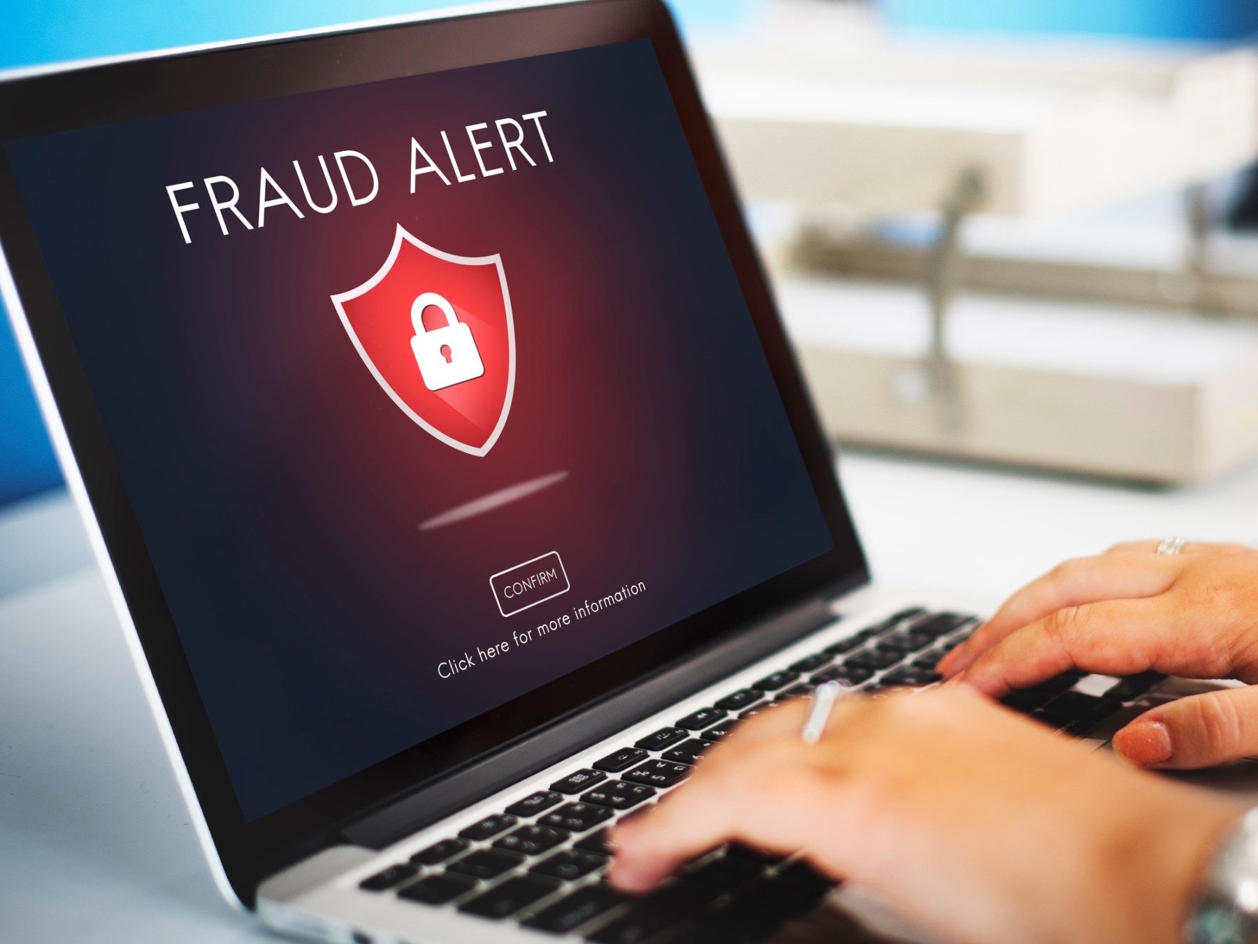 Atenție la fraudele online: Mesaje false despre amenzi rutiere, trimise în numele Poliției sau ghișeul.ro