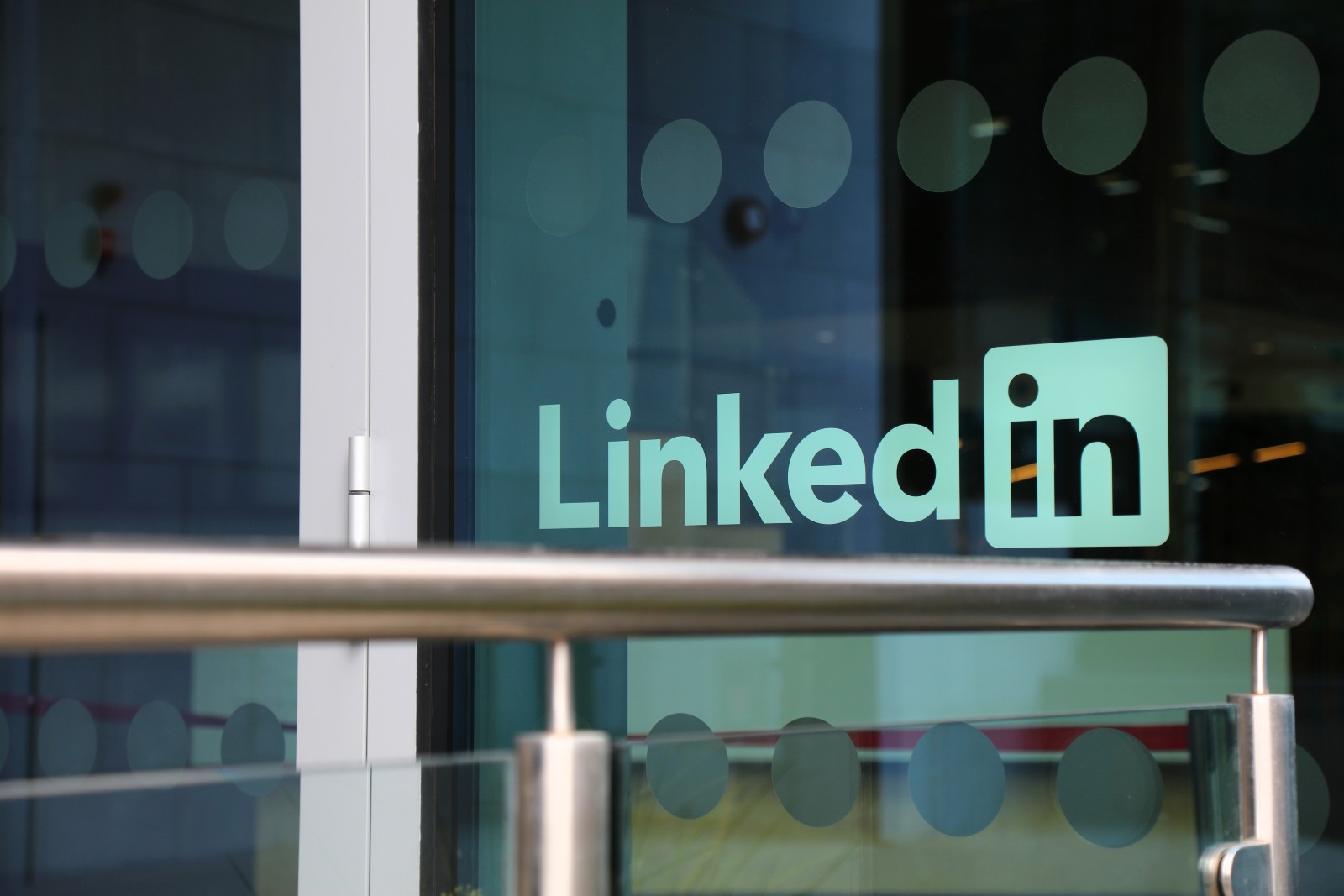 LinkedIn adaugă un mod de raportare pentru postările care par a fi generate cu inteligență artificială