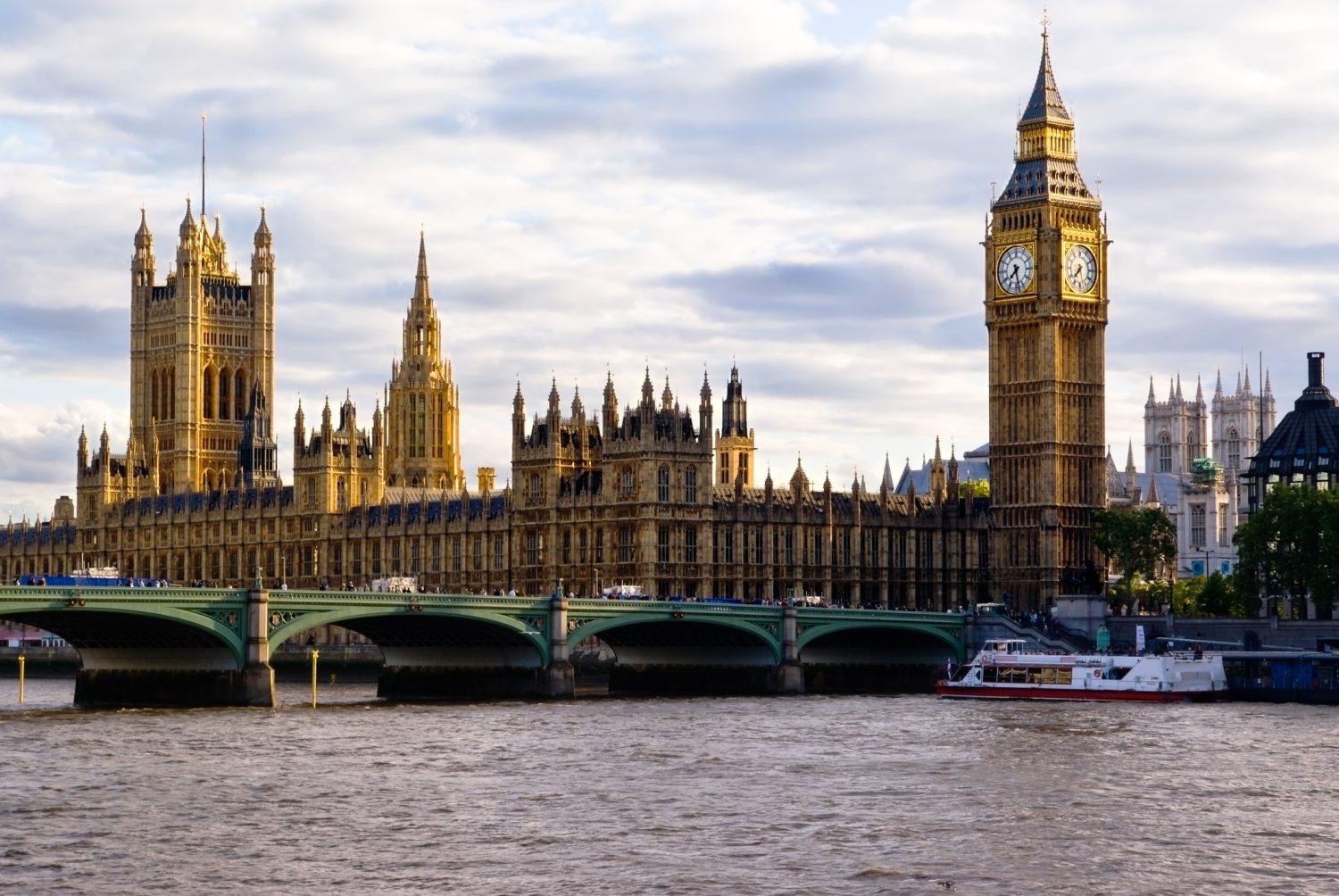 Până la 10 firme românești de drone pot intra într-o delegație la Londra. Participarea costă 200 EUR
