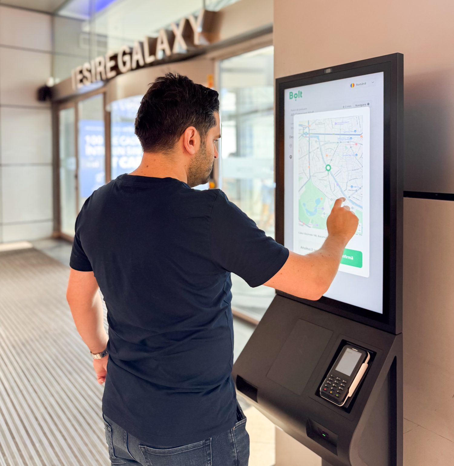București: Bolt introduce un automat fizic, la mall, pentru comenzi de curse ridesharing fără aplicație