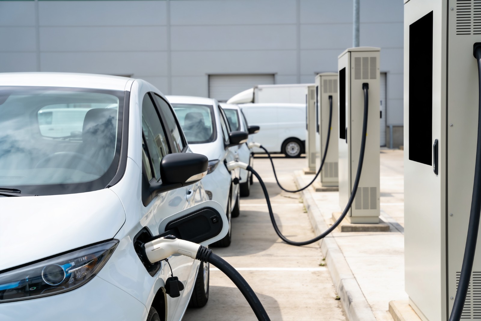 Piața de mașini electrice din România a atins un nou record în iunie 2026. TOP vehicule înmatriculate (analiză)