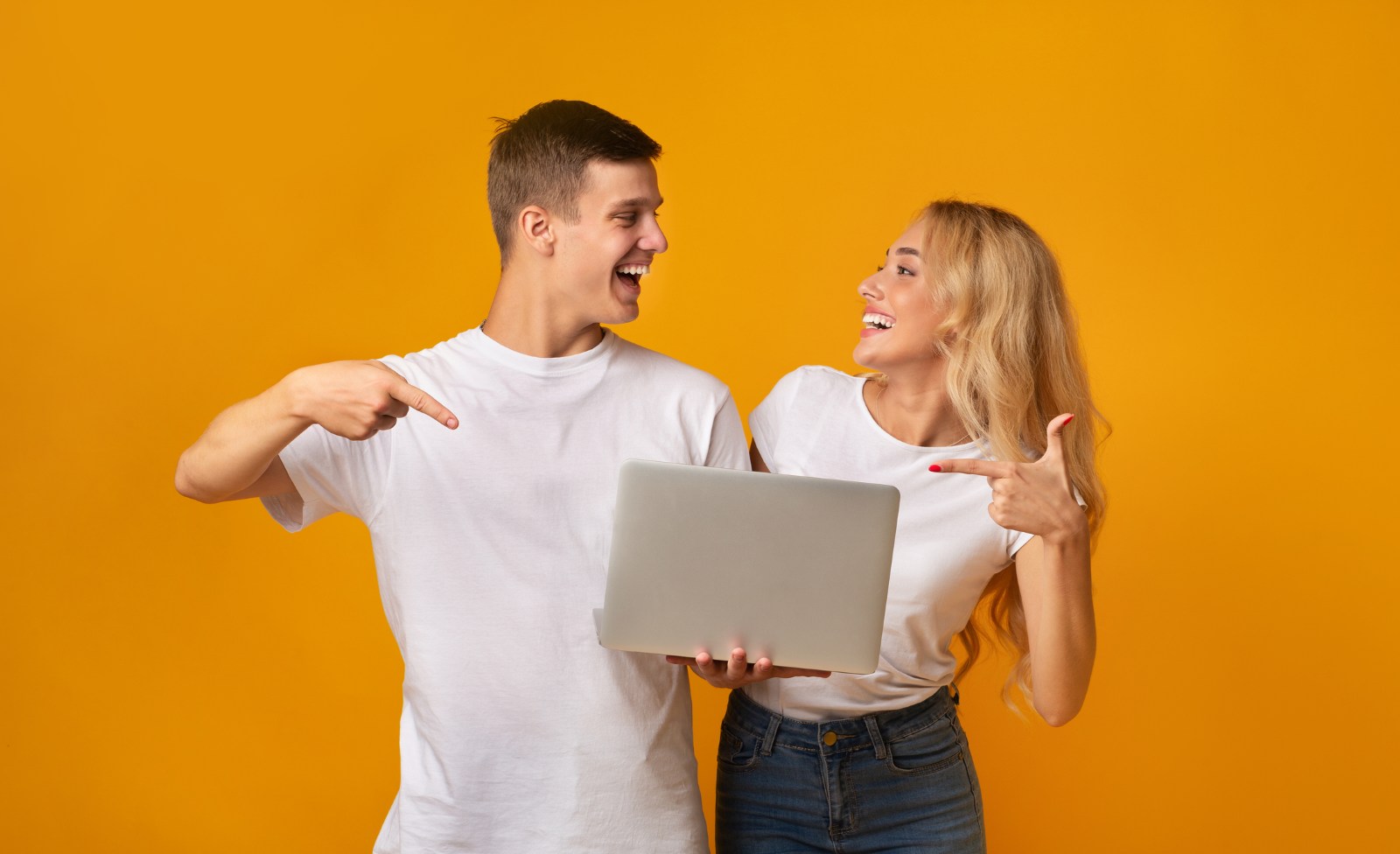 Peste 50% din tinerii români au cel puțin competențe digitale de bază, sub media de 75% la nivelul UE (studiu)