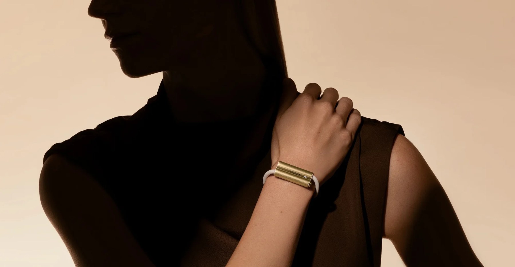 Startup-ul fondatorilor Fitbit lansează primul produs hardware: o brățară inteligentă pentru sănătatea și siguranța familiei