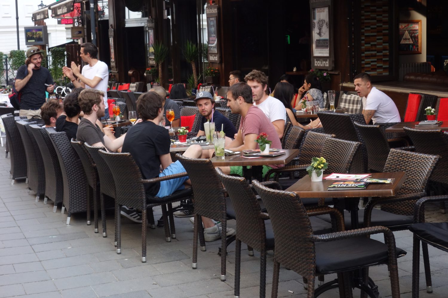 Noi obligații pentru restaurantele și barurile din Sectorul 4. Autorizațiile pot fi suspendate