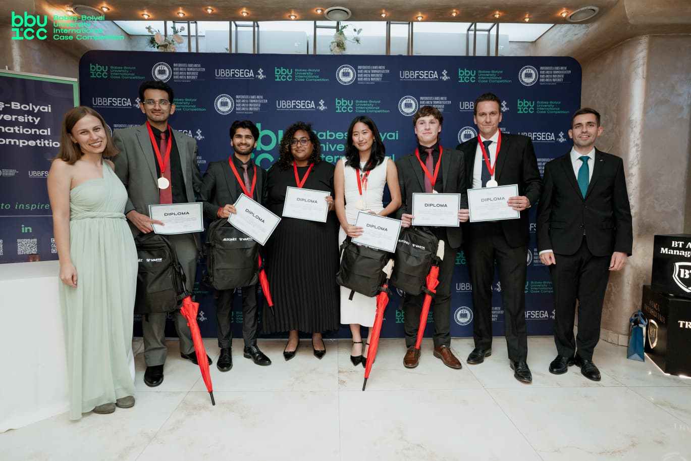 Cluj: Studenți canadieni, câștigători ai unei competiții de studii de caz în afaceri, susținută de BT Asset Management