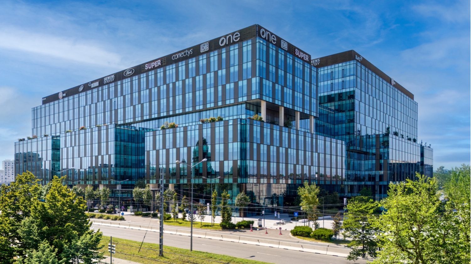 One United Properties spune că și-a închiriat integral clădirile moderne de birouri. Compania estimează chirii de 45 milioane EUR în 2027