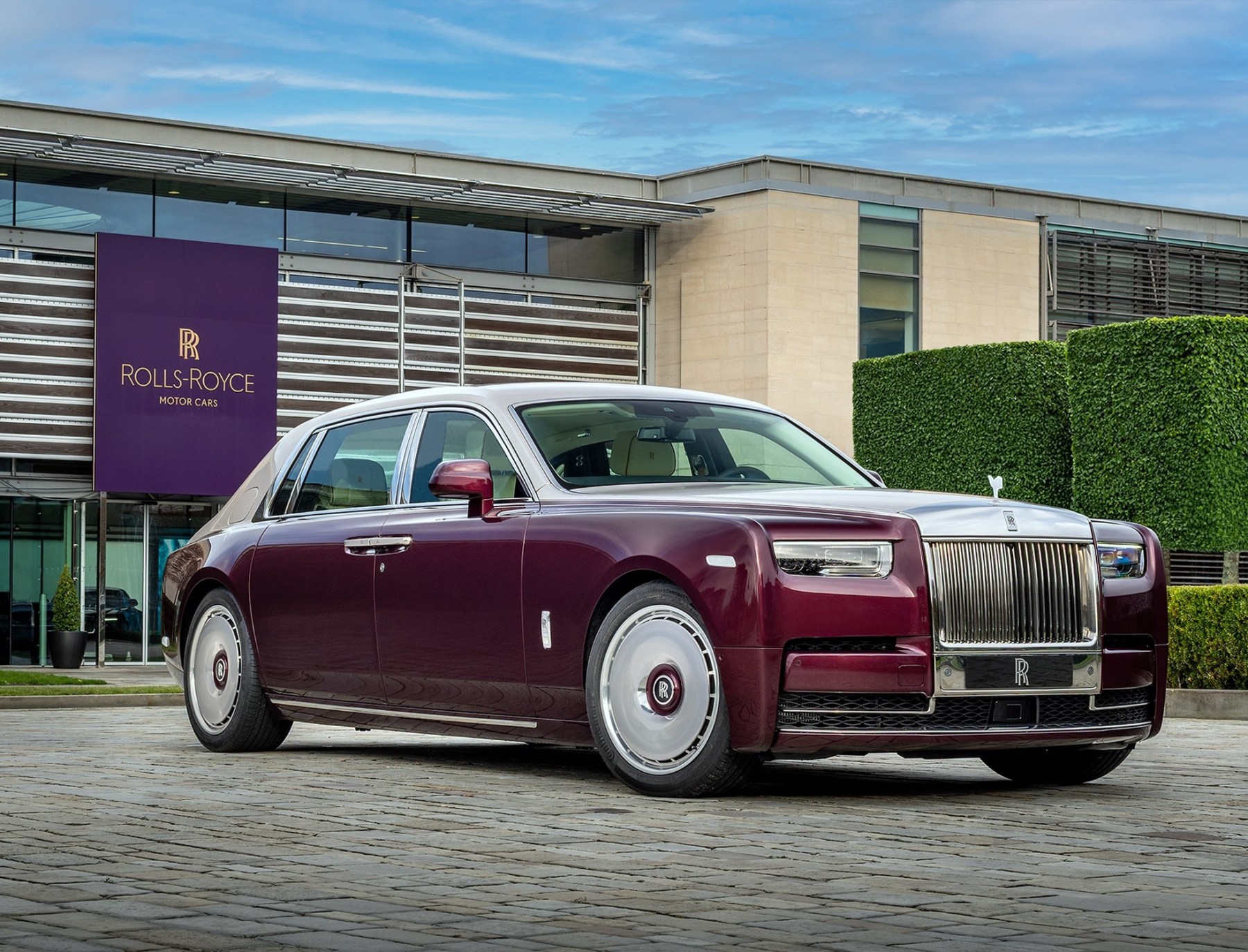 FOTO. Cum arată luxul auto: Rolls-Royce prezintă o mașină inspirată de pasărea colibri, cu ornamente din cochilie de abalone