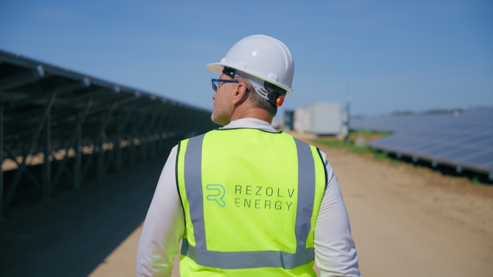 561 milioane EUR pentru un parc fotovoltaic uriaș în România. Proiectul de 1,3 GWp de la Arad intră în construcție și ar urma să fie cel mai mare proiect regenerabil onshore din UE
