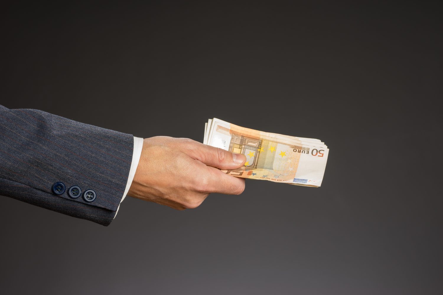 ALBALACT, amendă definitivă de 2 milioane EUR pentru obstrucționarea controlului Concurenței. Consiliul anchetează de peste 3 ani posibile înțelegeri pe piața untului, fără verdict final pe fond